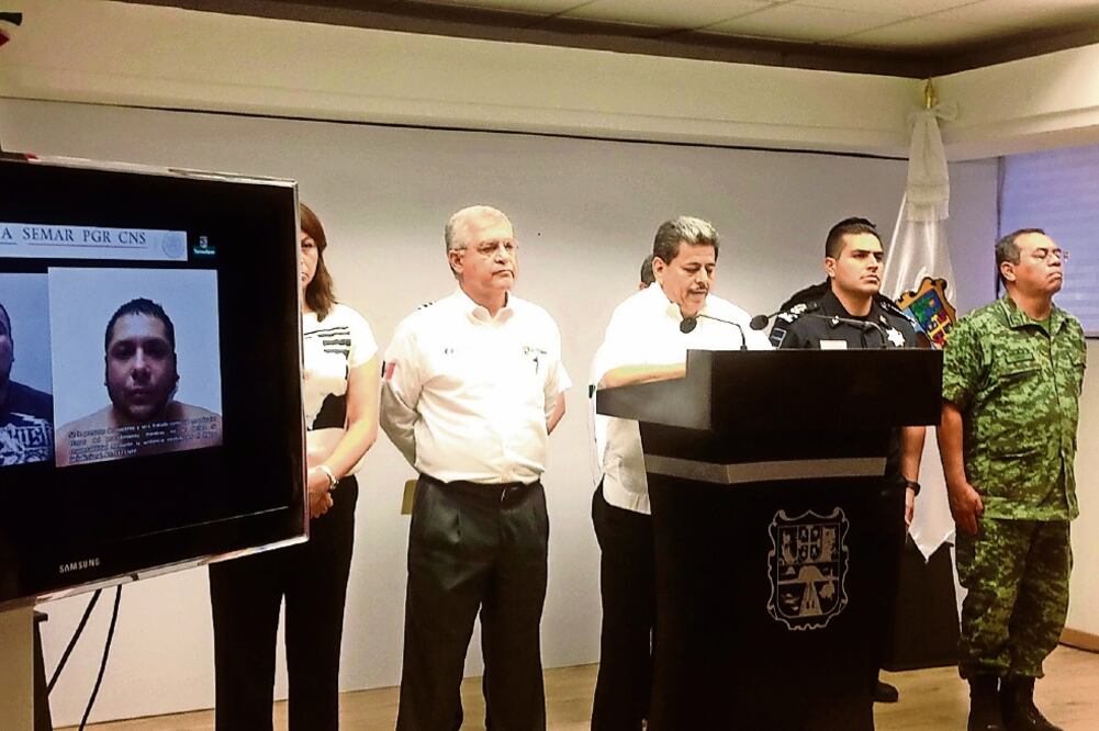 El procurador de Justicia, Ismael Quintanilla, presentó las fotos de los presuntos plagiarios del futbolista del Olympiacos de Grecia (ALBERTO MORALES. EL UNIVERSAL)