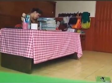 VIDEO: Destituyen a maestra que fue exhibida aventando cuadernos a sus alumnos en Toluca