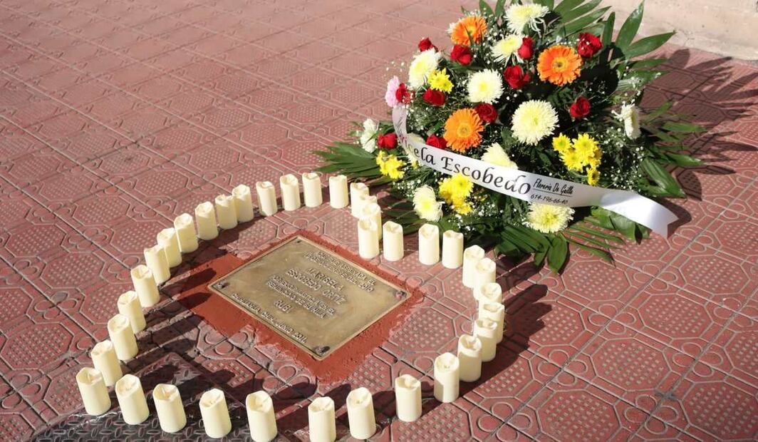 Colocan flores y velas al rededor de la placa conmemorativa de Maricela (16/12/2025). Foto: Especial