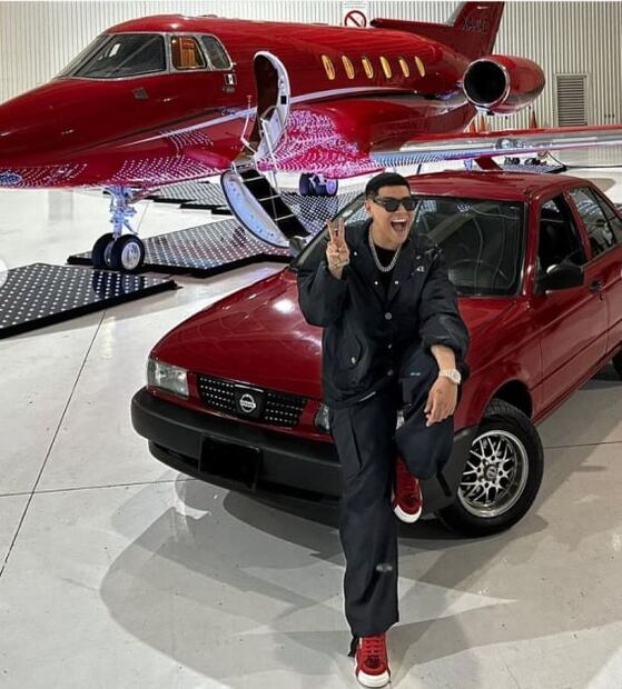 El auto que Eduin Caz, de Grupo Firme, luce junto a su avión privado