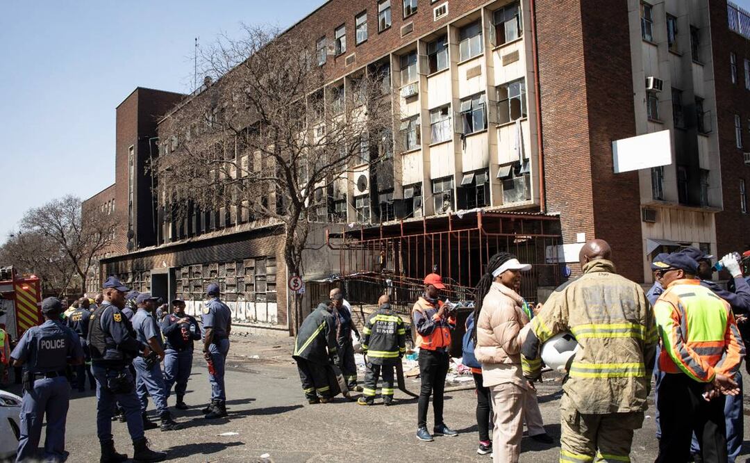 Decenas de personas perdieron la vida en un incendio en un edificio de varias plantas en Johannesburgo, la ciudad más grande de Sudáfrica. Foto: EFE