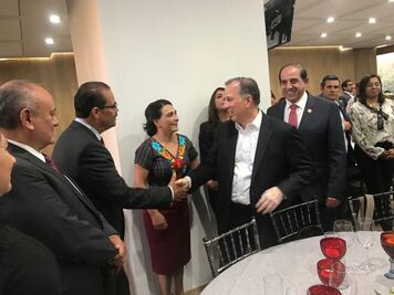 Meade se reúne con diputados del PRI