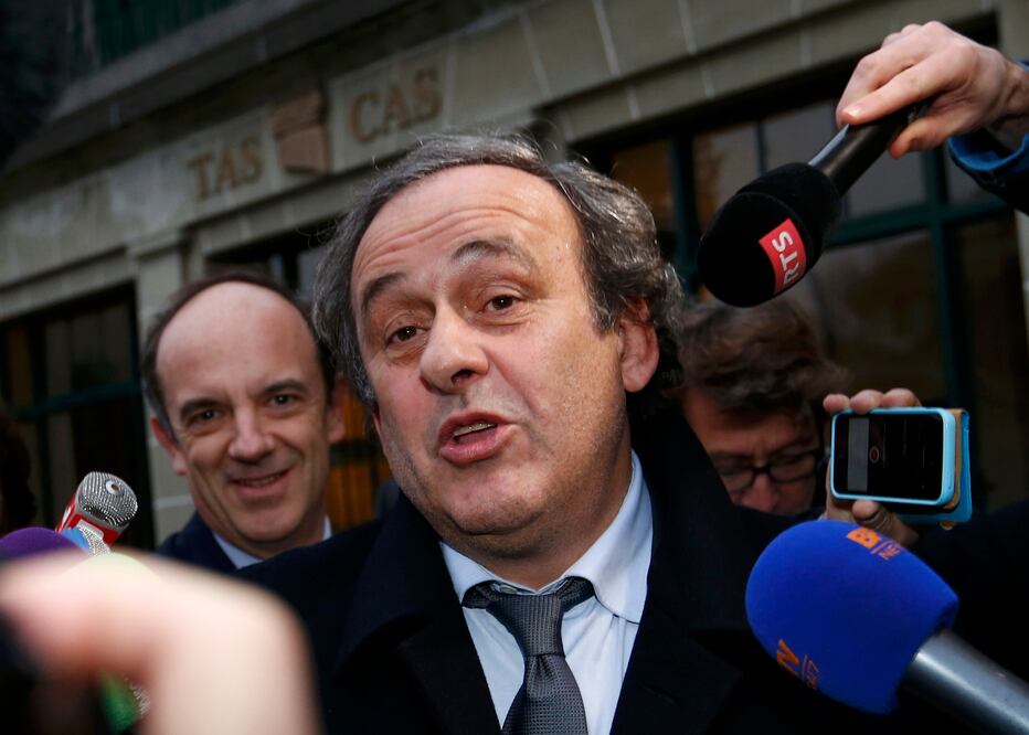Platini acudió al TAS después de la suspensión de la FIFA a él y al presidente de la misma, Joseph Blatter, por la imputación de la Fiscalía Suiza a este por sospechas de "un pago desleal" en 2011 (Reuters)