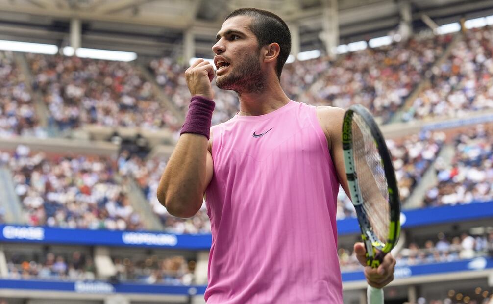 Carlos Alcaraz en festejo, durante las semifinales del US Open ante Novak Djokovic - Foto: AP