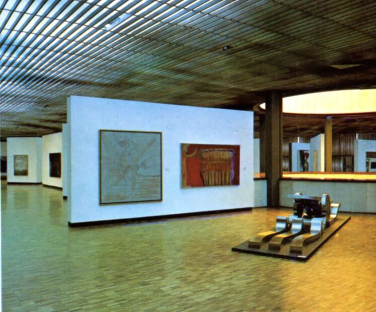 En 1976, con motivo del Año Internacional de la Mujer, el MAM abrió sus puertas a la exposición “Mujeres-Arte-Feminidad”, en la cual participaron artistas como María Eugenia Stavenhagen, Eugenia Hoffs, Sara Chazán, Margaret Randall, Ida Rodríguez Prampolini, Teresa del Conde, Rita Eder, Alaíde Foppa, Berta Taracena, Helen Escobedo, Ángela Gurría, Paulina Lavista, Myra Landau, Fiona Alexander, Antonia Guerrero, Cordelia Urueta y Juana Heras Velasco. Colección Carlos Villasana.