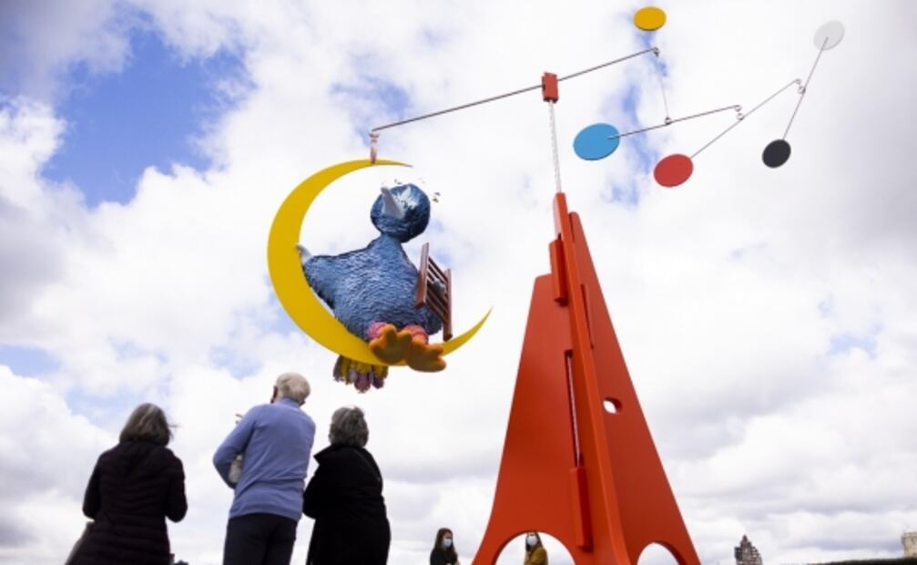 "Plaza Sésamo" ft. Alexander Calder: la nueva escultura que adorna la azotea del MET
