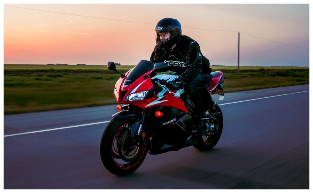 Estas sencillas recomendaciones te pueden ayudar a saber qué hacer si se te poncha una llanta de la moto mientras conduces. Imagen: Unsplash