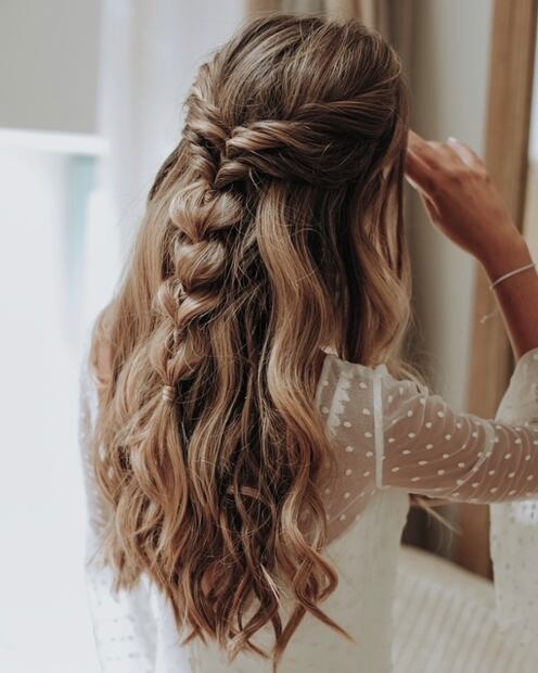 Trenza romántica: look femenino y bohemio. Foto: Instagram @oui_novias