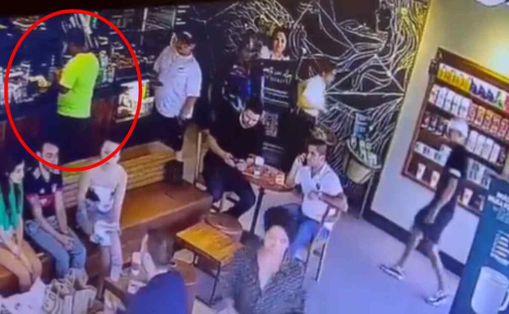 El hombre de playera fosforescente era un cliente y no un delincuente, dice su esposa Foto: Especial