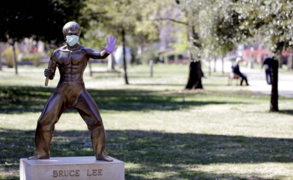 Estatuas del mundo se protegen del coronavirus