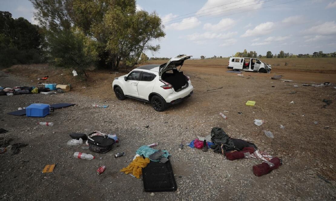 Ropa, autos, así quedó la zona de donde huyeron miles de jóvenes que asistían al festival de música electrónica en Israel cuando fueron atacados por Hamas, el 7 de octubre de 2023. FOTO: EFE