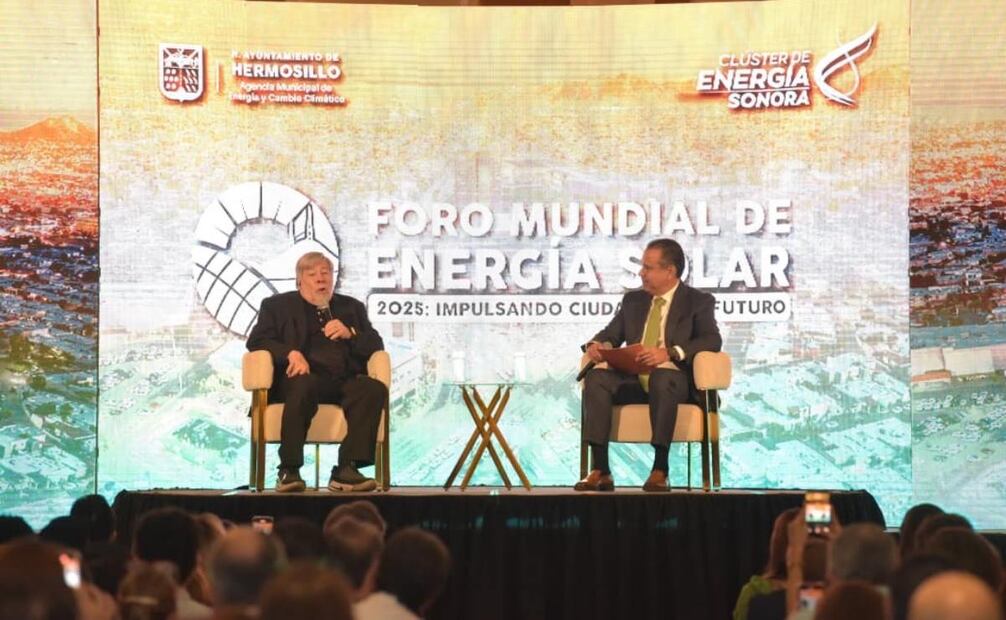 En el Cuarto Foro Mundial de Energía Solar participó en un conversatorio con el alcalde Antonio Astiazarán ante más de mil 500 personas.
Foto: Especial.