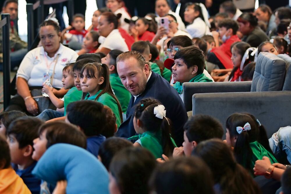 El abanderado de Va por la CDMX platicó con los pequeños, a quienes les comentó que trabajará para que todos tengan una escuela bonita, con buenas sillas, entre otras cosas.Andrea Murcia Monsivais