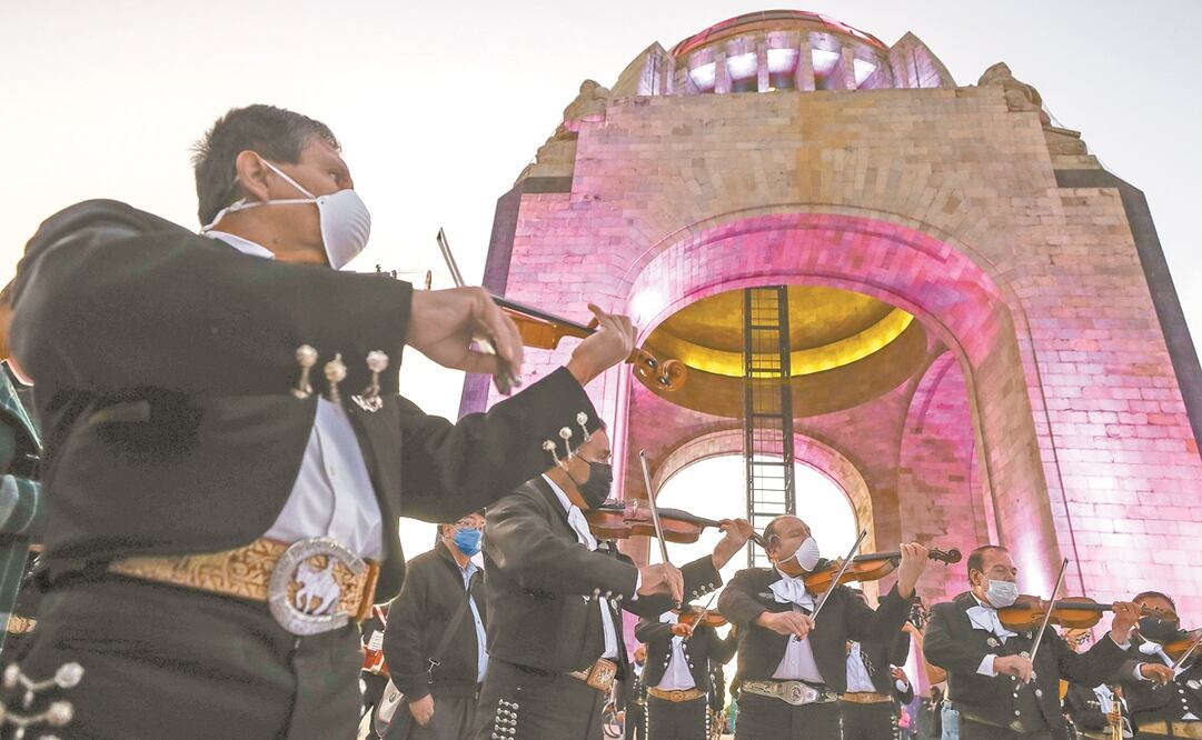 En medio de la celebración de Santa Cecilia, patrona de los músicos, los mariachis entonaron las canciones más típicas e icónicas del gremio, como El Son de la Negra, Cielito Lindo y El Mariachi Loco. Foto: Diego Simón. EL UNIVERSAL