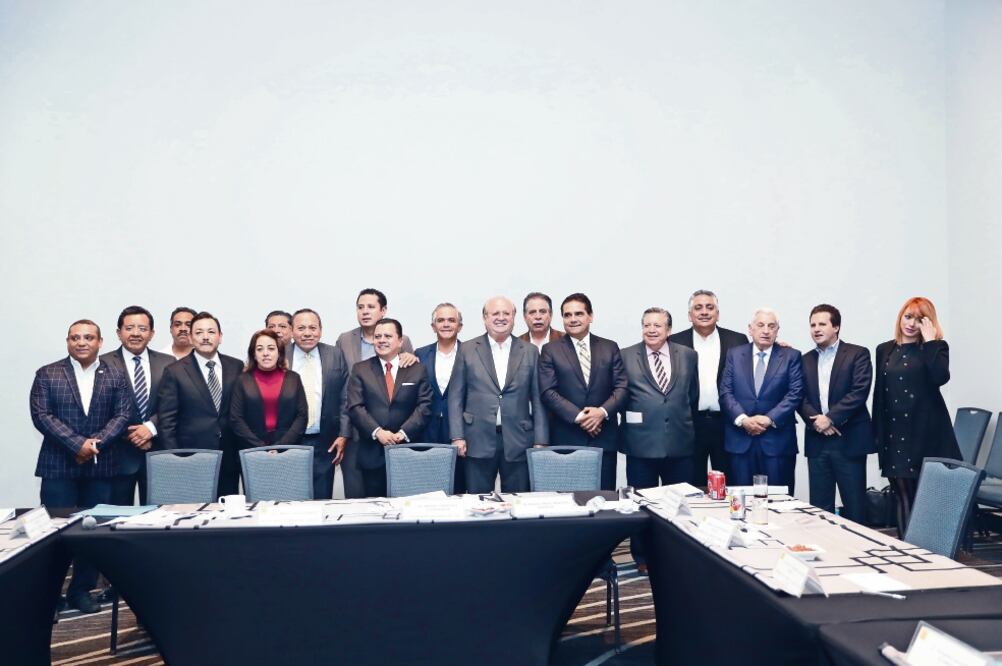 Gobernadores del PRD, encabezados por Miguel Ángel Granados, se reunieron con el consejo de ese partido en la Ciudad de México (GERMÁN ESPINOSA. EL UNIVERSAL)