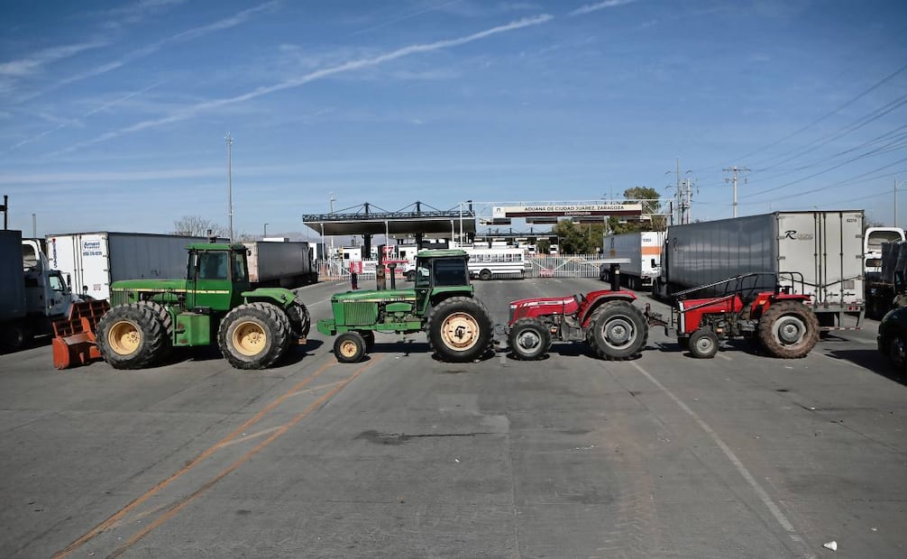 Agricultores y transportistas bloquearon el puente internacional Zaragoza-Ysleta, donde colocaron maquinaria agrícola frente al acceso al cruce internacional para no permitir el flujo de ningún vehículo público o privado. Foto: Christian Torres / EL UNIVERSAL