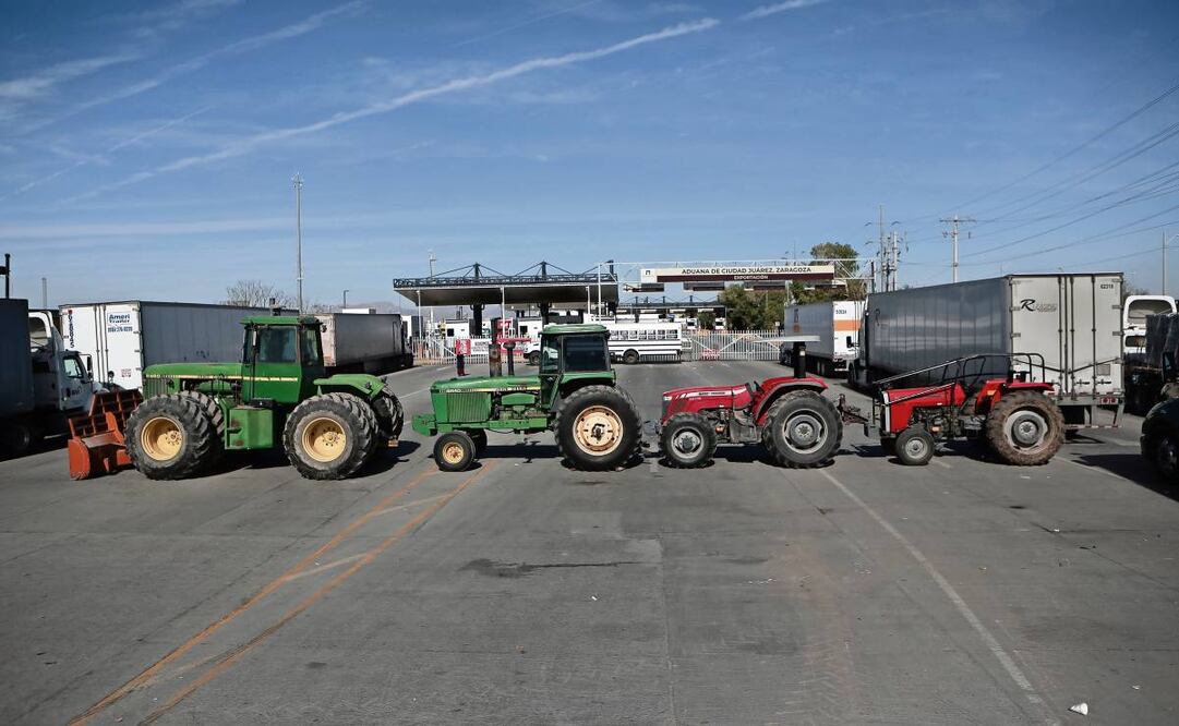 Agricultores y transportistas bloquearon el puente internacional Zaragoza-Ysleta, donde colocaron maquinaria agrícola frente al acceso al cruce internacional para no permitir el flujo de ningún vehículo público o privado. Foto: Christian Torres / Archivo EL UNIVERSAL
