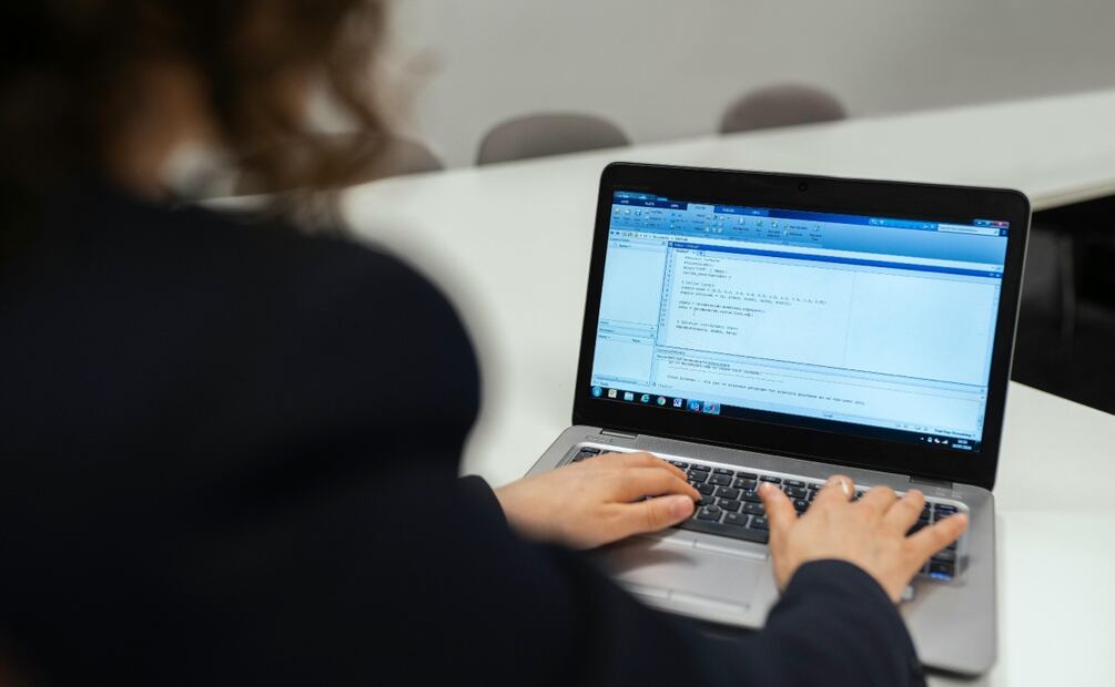 Empresas adoptan la IA. Imagen: Pexels