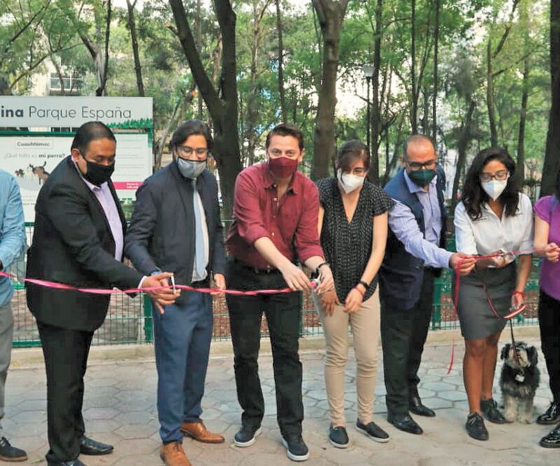 Néstor Núñez inauguró un área canina en el Parque España. Foto: ESPECIAL