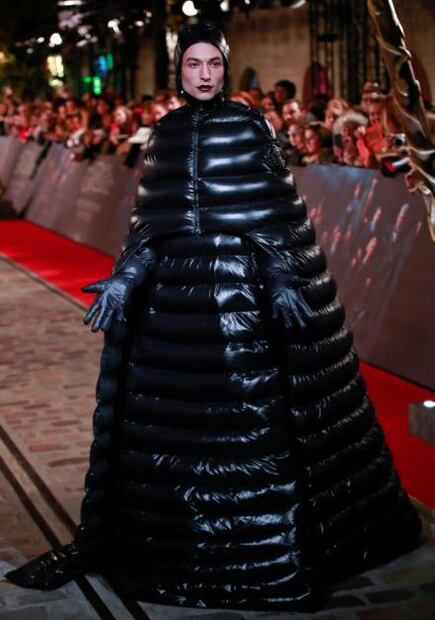 Ezra Miller lleva vestido de plumas a la alfombra roja ¿y cuál es el problema?