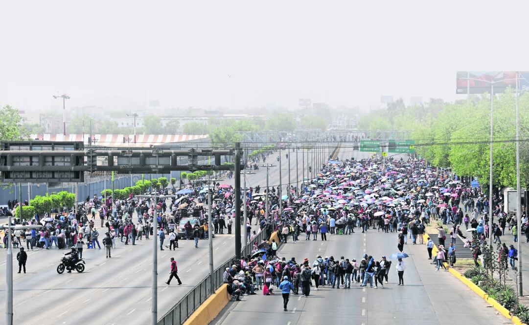 Los manifestantes bloquea-ron Circuito Interior, para impedir el acceso a las terminales 1 y 2.  FOTO: CARLOS MEJÍA. EL UNIVERSAL