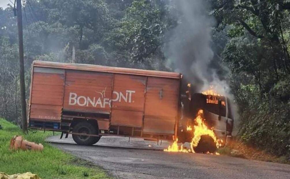 Sujetos armados le prendieron fuego a un camión repartidor en Michoacán (19/06/2025). Foto: Especial