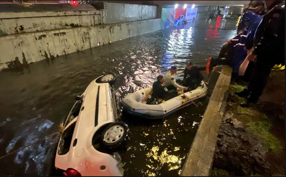 Policías de la CDMX laboran en el rescate de más de 20 vehículos que quedaron atrapados en el bajo puente de Viaducto Río de la Piedad al cruce con Francisco del Paso y Troncoso, tras las fuertes lluvias que se registraron, el 2 de junio de 2025. Foto: Valente Rosas/EL UNIVERSAL