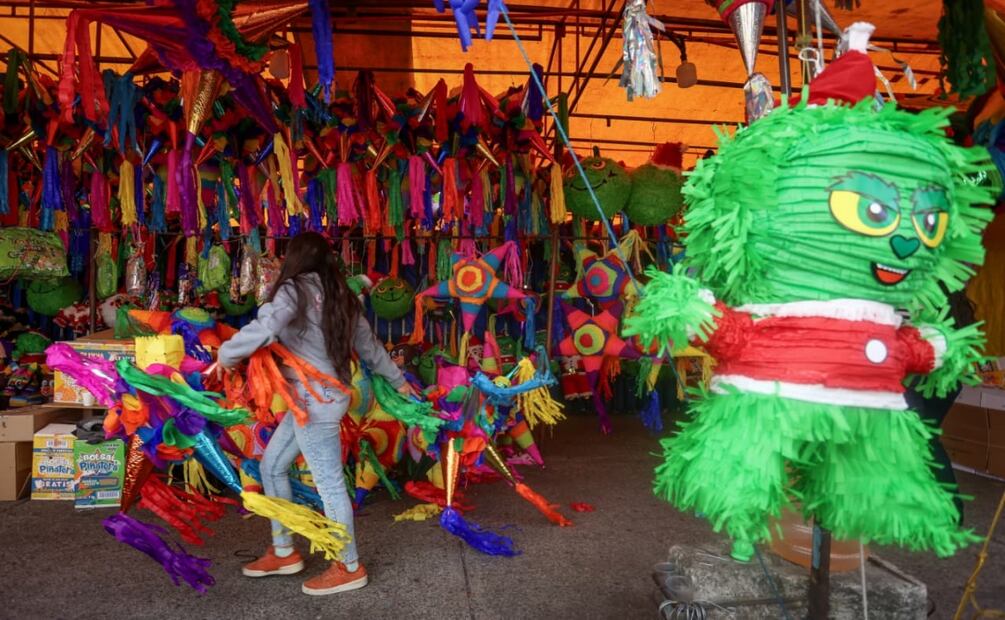 Venta de piñatas y productos para rellenarlas en el mercado de Jamaica. Foto: Luis Camacho | El Universal