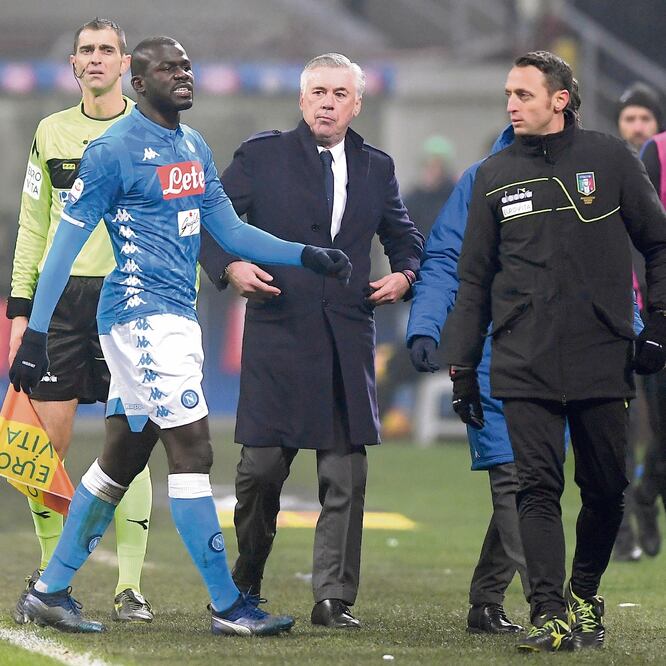 Koulibaly, jugador del Napoli, sufrió la presión de afición del Inter. Foto: ALBERTO LINGRIA. REUTERS