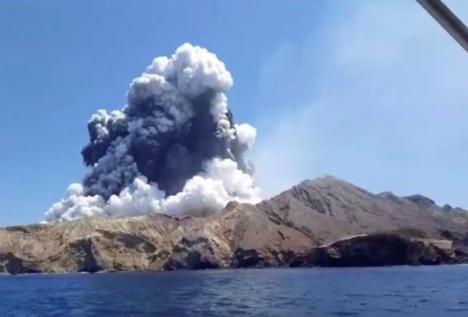 Las impactantes imágenes de la erupción del volcán de Nueva Zelanda