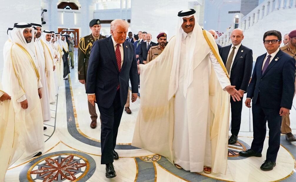 El emir de Qatar, el jeque Tamim bin Hamad Al Thani, recibió al presidente Donald Trump durante una ceremonia oficial de bienvenida en Doha. Foto: Alex Brandon / AP