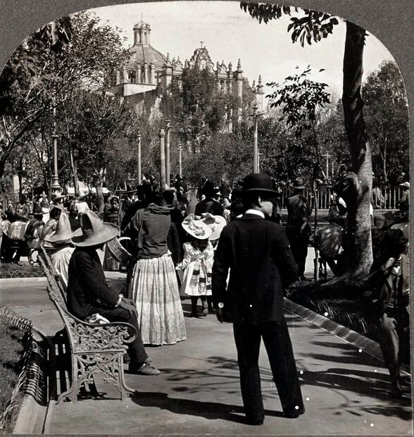 Los jardínes, bancas y andadores del Zócalo alrededor de 1906. Imagen: Library of Congress.