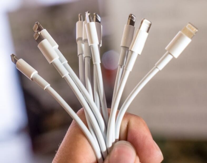 Por qué no debes cargar tu celular con un cable roto
