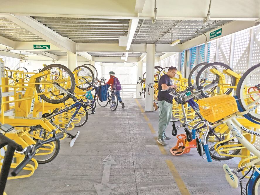 Poco a poco la gente ha regresado a los biciestacionamientos y pierde el miedo a contagiarse de Covid-19, pues considera que esta opción es mejor que el transporte público. Foto: EDUARDO HERNÁNDEZ. EL UNIVERSAL