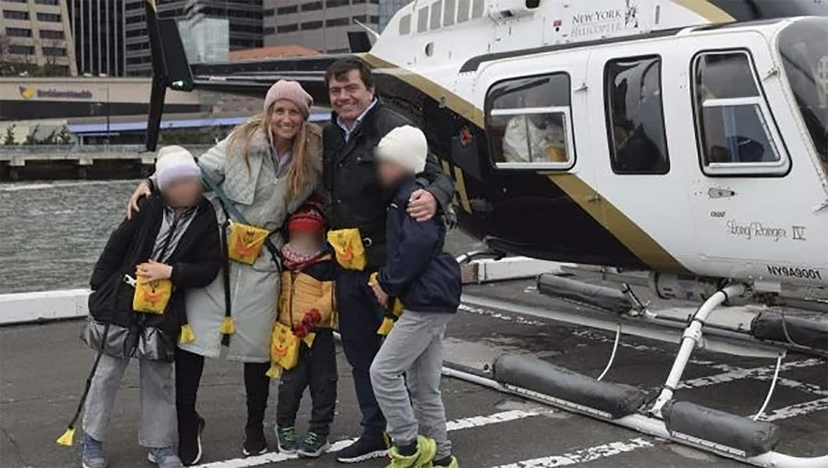 El español Agustín Escobar Cañadas, directivo de Siemens, su esposa, Mercè Camprubí Montal, también directiva en esta empresa, y sus tres hijos, son cinco de las seis víctimas mortales del accidente de helicóptero ocurrido este jueves en aguas del río Hudson, en Nueva York. En la imagen, la familia se fotografía antes de subir al helicóptero. Foto: EFE