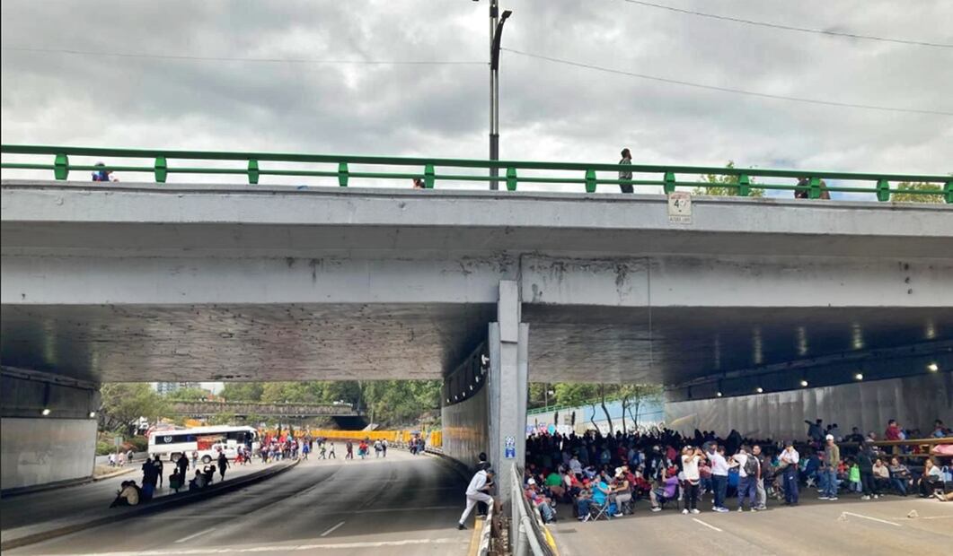 Maestros de la CNTE realizan bloqueos en Circuito Interior y sobre Paseo de la Reforma previo al encuentro con autoridades en la Secretaría de Gobernación en la Ciudad de México, el 28 de mayo de 2025. Foto: Juan Carlos Williams/EL UNIVERSAL