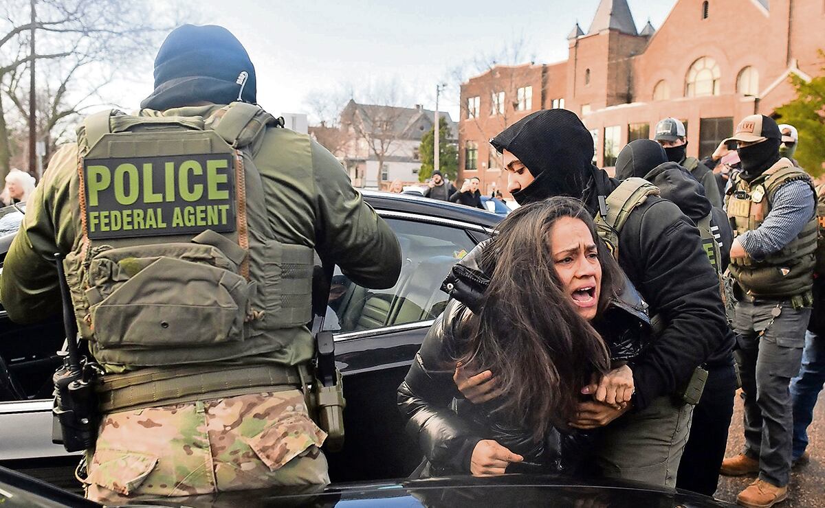 Manifestantes mantienen el desafío a los operativos del Servicio Migratorio (ICE) en Minnesota. Tras la muerte de Renee Good a manos de un agente, 46% en EU apoya la abolición del ICE; 43% lo defiende. Trump advirtió que desde febrero cortará fondos a ciudades “santuario”. Foto: de OCTAVIO JONES. AFP