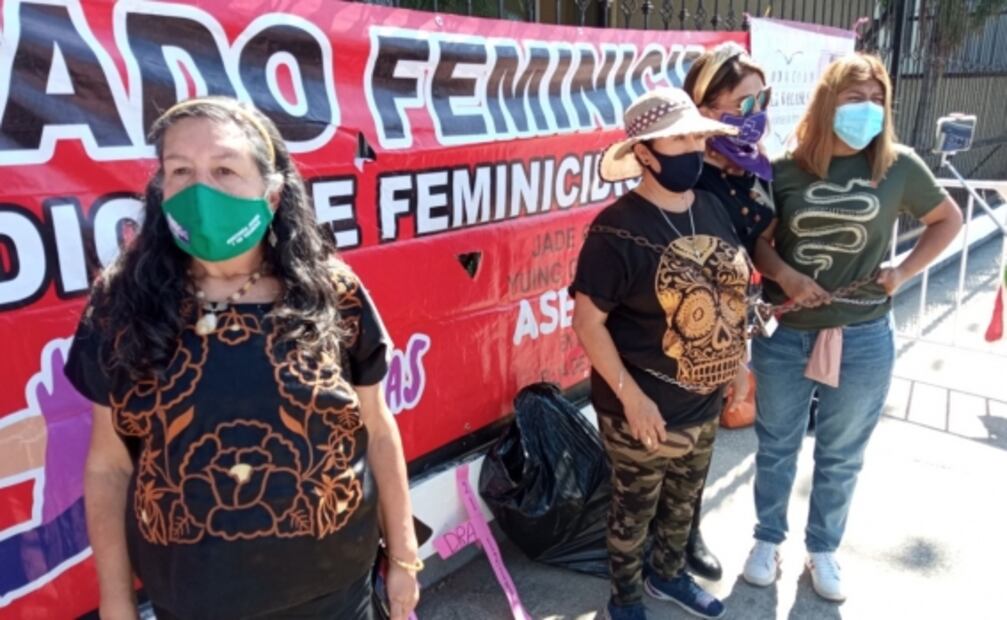 Mujeres marchan contra feminicidios y la violencia en los estados
