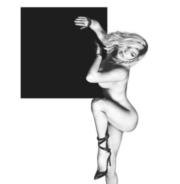 Fergie muestra sus curvas con foto desnuda 