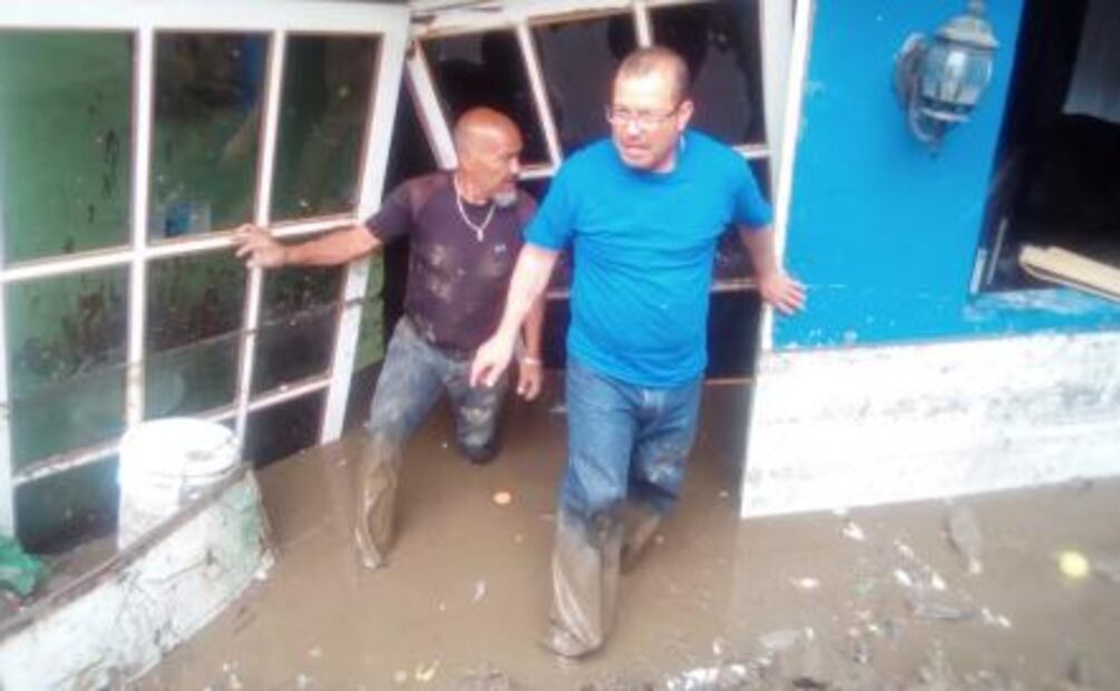 Madre e hijo salen ilesos tras deslave de cerro en Naucalpan