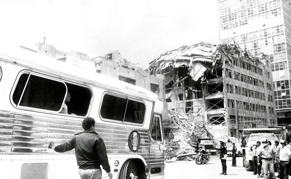 El entonces presidente, Miguel de la Madrid, reconoció que las labores de reconstrucción y recuperación social tras el terremoto de 1985 tomarían varios años en cumplirse. Miles de personas quedaron damnificadas y todos los servicios públicos, como agua, electricidad y comunicaciones sufrieron afectaciones severas. Foto: Archivo EL UNIVERSAL.