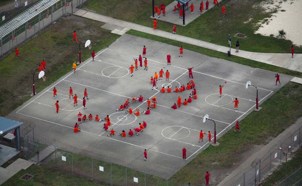 En una vista aérea desde un helicóptero, se observa a detenidos en el Centro de Detención Krome, administrado por el Servicio de Inmigración y Control de Aduanas de Estados Unidos (ICE), el 4 de julio de 2025 en Miami, Florida. El presidente estadounidense Donald Trump estuvo presente en la inauguración del cercano "Alligator Alcatraz", un centro de 5000 camas ubicado en un aeródromo abandonado en los humedales de los Everglades, como parte de su expansión de las deportaciones de migrantes indocumentados. Foto: AFP