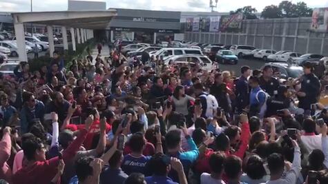 Aficionados complican la salida de Cruz Azul al estadio Hidalgo