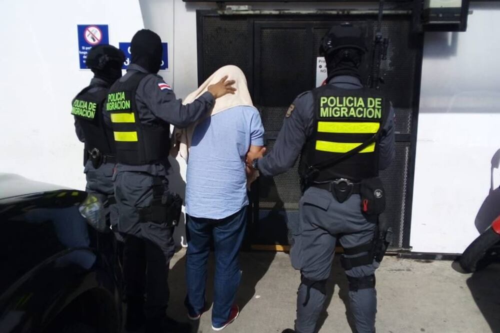 Un costarricense miembro de una red de traficantes de migrantes irregulares de Costa Rica y Panamá a México y Estados Unidos, fue detenido este martes por policías costarricenses. Foto: Dirección de Migración Costa Rica