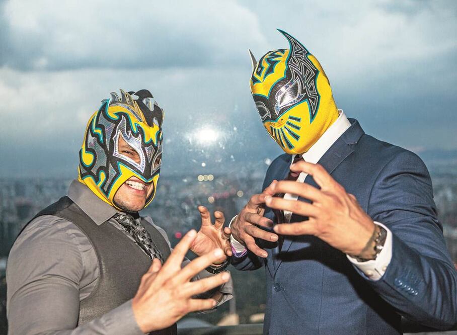 Kalisto y Sin Cara no sólo pelean en el ring, también en la vida diaria. Foto Germán Espinosa
