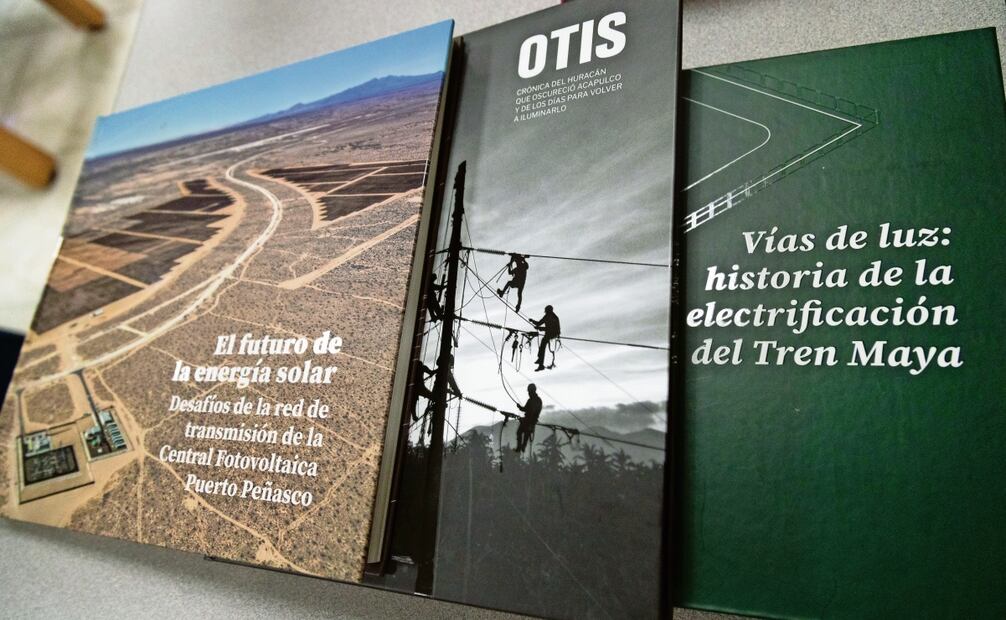 Los libros de la CFE se imprimieron en papel couché de 150 gramos, pasta dura y a cinco tintas, ya que contienen fotografías a color y en algunos casos a doble página. (03/02/2025) Foto: Germán Espinosa | El Universal