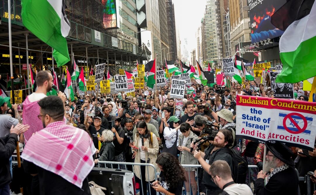 La gente se manifiesta en Times Square durante una protesta pro palestina, el viernes 26 de septiembre de 2025, en Nueva York. Foto: AP