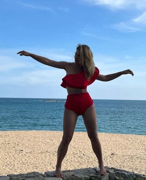 Ludwika Paleta luce el bikini ideal para mujeres de más de 40