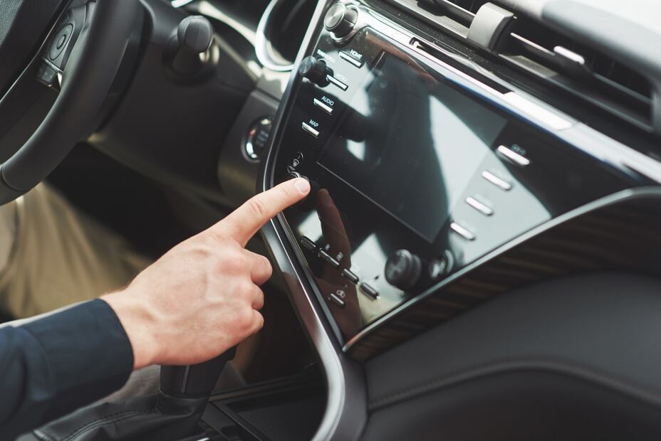 Revisa a detalle los componentes interiores del auto. Foto: Freepik