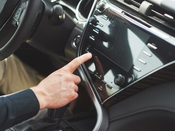 El botón secreto que te ayuda a detener tu auto sin gastar los frenos